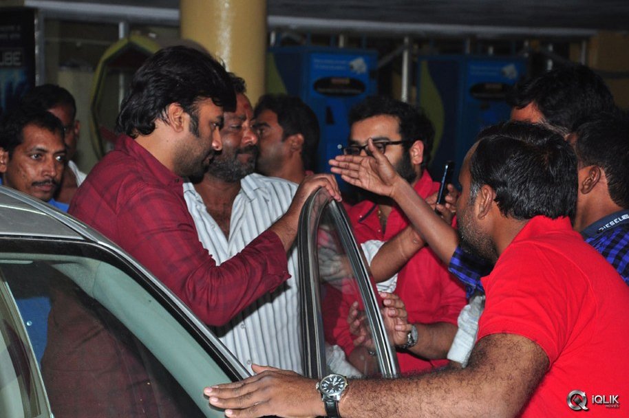 Appatlo-Okadundevadu-Movie-Team-at-Devi-Theater